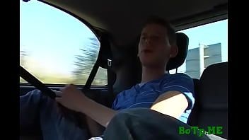 Reproducir Homosexuales sedientos de semen tienen un divertido sexo en el auto