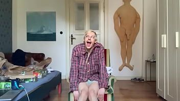 play Păsărica este întotdeauna flămândă de penis crud