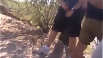 Afspelen Een oude man biedt me zijn kont aan in het park