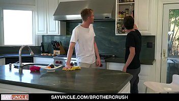play Brothercrush – geiler Kerl fickt dich. Stiefbruder