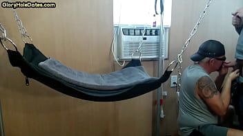 Reproducir Amateur top stud follando sling gaydaddy en el culo después de bj