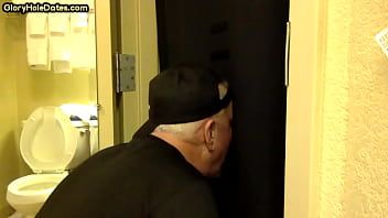 Reproducir Hombres gay sucios chupan y se masturban la polla en el agujero de la gloria