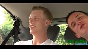 Reproduzir Homossexual gosta de um pouco de bunda em um carro