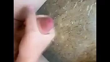 चलाएँ 18 वर्षीय कुंवारी शॉवर में लिंग के साथ खेल रही है