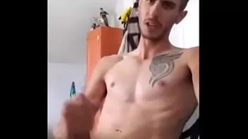 Reproduzir Israelense gostosa com pau enorme se masturbando no quarto