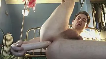 play Twink memamerkan lubang merah muda kecilnya yang dicukur