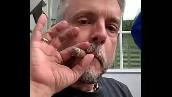 Reproducir Oso de cuero papi chupando enorme polla