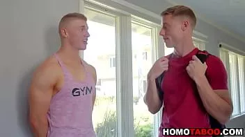 Afspelen Hete homo stiefbroers neuken zonder condoom