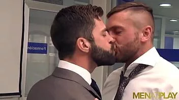 Afspelen Menatplay latino in pak hector de silva anaal neukt werknemer