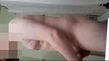 Jouer Douche caméra cachée sur le minet pendant qu'il jouit.