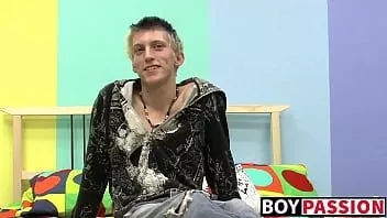 Jouer Ian maigre branle sa grosse bite après un entretien