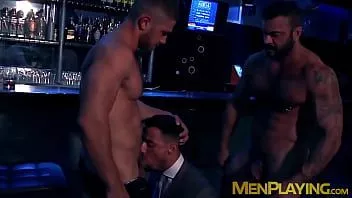 Играть Классного исполнительного красавчика dato foland хардкорно трахнули в тройничке
