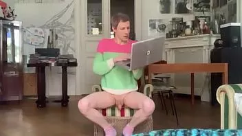 Reproducir Sissy siempre tiene hambre de polla cruda