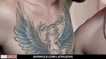 Reproducir Los chicos latinos quieren complacerse mutuamente