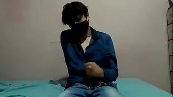Reproducir Emo de 18 años masturbándose en webcam