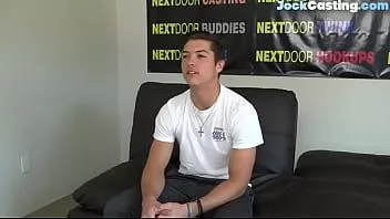 play Casting recto jock masturbándose dick en el sofá