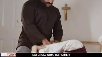 Abspielen Pater Teddy Torres muss einem katholischen Jungen Disziplinunterricht erteilen