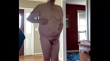 play Rodney pronkt graag met zijn naakte lichaam zodat iedereen het kan zien.
