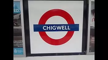 Afspelen Metrostation toilet trekt zich af en komt klaar bij chigwell