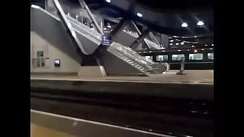Jouer L'urinoir des toilettes de la gare se branle et jouit à la lecture