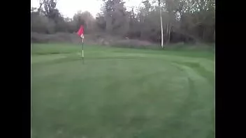 Jouer Mini parcours de golf branler et éjaculer à partir de 3min de sexe commence