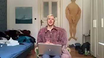 Jouer Sissy a toujours faim de bite crue