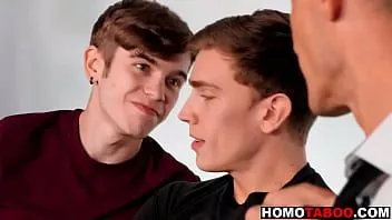 Reproduzir O padrasto faz sexo gay no escritório