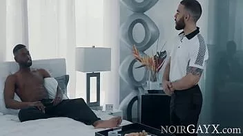 Reproduzir Serviço de quarto se transforma em serviço de galo - papi suave, taye scott