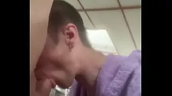 Riproduci Ragazzo carino fa un pompino a un uomo e si baciano. cotone radicale