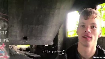 Afspelen Twink krijgt zijn strakke kont uitgerekt terwijl hij op een grote lul rijdt - Tsjechische jager 541