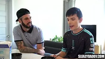 Reproduzir Papai gay cuida de enteado ferido