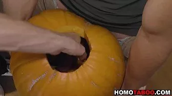 Putar Kakak tiriku meniduriku di belakang pacarnya saat halloween