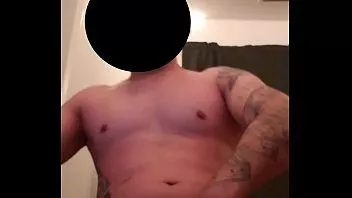 Abspielen Solo-Handjob-Session mit einer Woche ohne Masturbieren. Ich komme zweimal hintereinander mit mehreren Cumshots, nachdem ich mit Fleshlight gespielt habe, während mein Mitbewohner zu Hause ist.