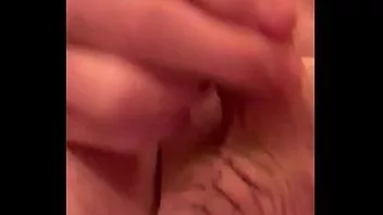 Jouer Petite bite et couilles lisses et sans poils