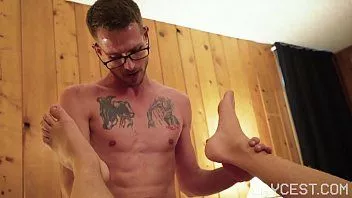 Jouer Gaycest - papa regarde un autre homme pendu baiser son garçon à cru