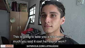 Jouer Latinleche - un latino suce et baise la bite du patron pour de l'argent supplémentaire