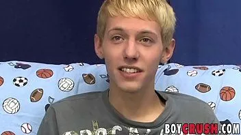 Jouer Kenny Monroe, minet blond interviewé, se branle et jouit