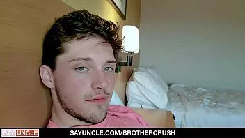 Jouer Brothercrush - un mec excité ayant des relations sexuelles avec son demi-frère