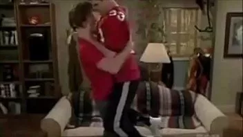 Jouer Un baiser de Mad TV avec Josh Meyers et un autre acteur masculin | gaylavida.com