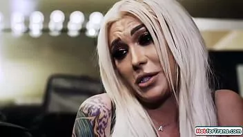 Afspelen Vrouw sluit zich aan bij haar man en tgirl Aubrey Kate