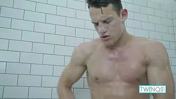 Abspielen Der starke Hengst Luke ist geil auf eine heiße Dusche im Badezimmer!