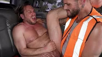 Reproducir Trabajador de la construcción es engañado para tener sexo gay