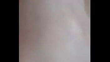 Reproducir Gay twink puta folla culo aceitado con enorme consolador