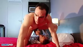 Reproducir El verdadero papá str8 es absorbido por nosotros a pesar de él.