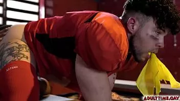 Reproducir Los futbolistas adrian hart y joseph castillan practican un acalorado sexo anal dentro del vestuario.