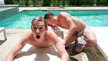 Jouer La fête à la piscine se transforme en un marathon de baise sauvage alors que les deux demi-frères taylor rule et jack bailey commencent à avoir des relations sexuelles au bord de la piscine et dans la piscine !