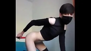 Jouer Femboy lui enfonce un vibromasseur dans le cul