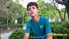 Jouer Un minet mexicain est payé pour une rencontre publique coquine