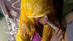 play Trio torride de Desi Indian Wife avec la pipe gay de son mari et d'Amador