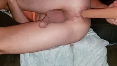 Riproduci Il gioco anale con il vibratore spingente porta a un creampie intenso